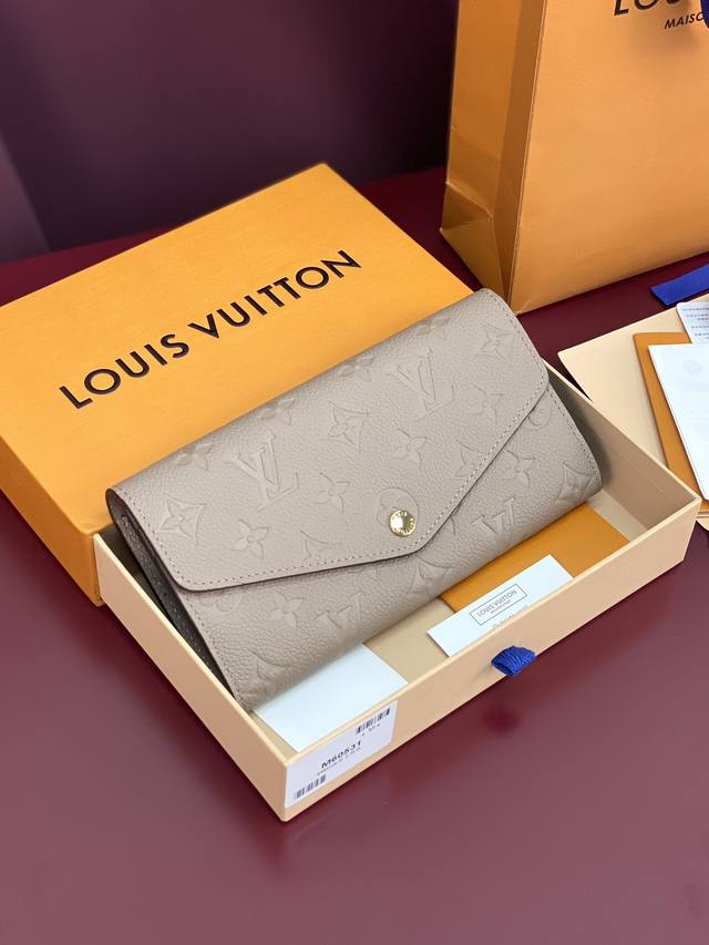 出厂价P M60531 卡其！本款 Sarah 钱夹为 Monogram Empreinte 皮革压印经典 Monogram 图案，以信封式翻盖开启信用卡卡片夹