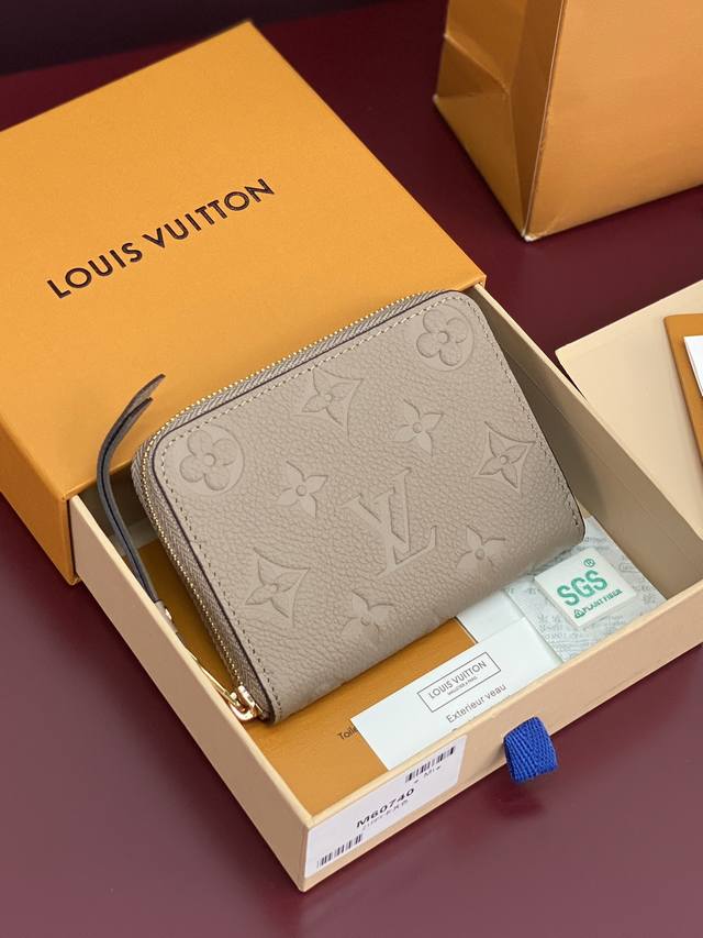 出厂价P M60740 卡其色！此款拉链零钱包为都市人提供了最理想的选择。包身精巧紧凑，可以用来装零钱、信用卡和折叠起来的纸币。即使身上的口袋小，也可轻松地将它