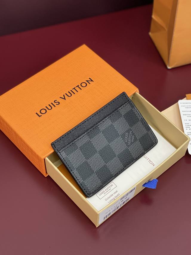 出厂价P N61733 黑格!卡片夹卡套 一个内夹层供放较大的卡片 两个外夹层可供放信用卡、乘车卡等各式卡片Size11*7Cm。 出厂价P N61733 黑格!卡片夹卡套 一个内夹层供放较大的卡片 两个外夹层可供放信用卡、乘车卡等各式卡片Size11*7Cm。