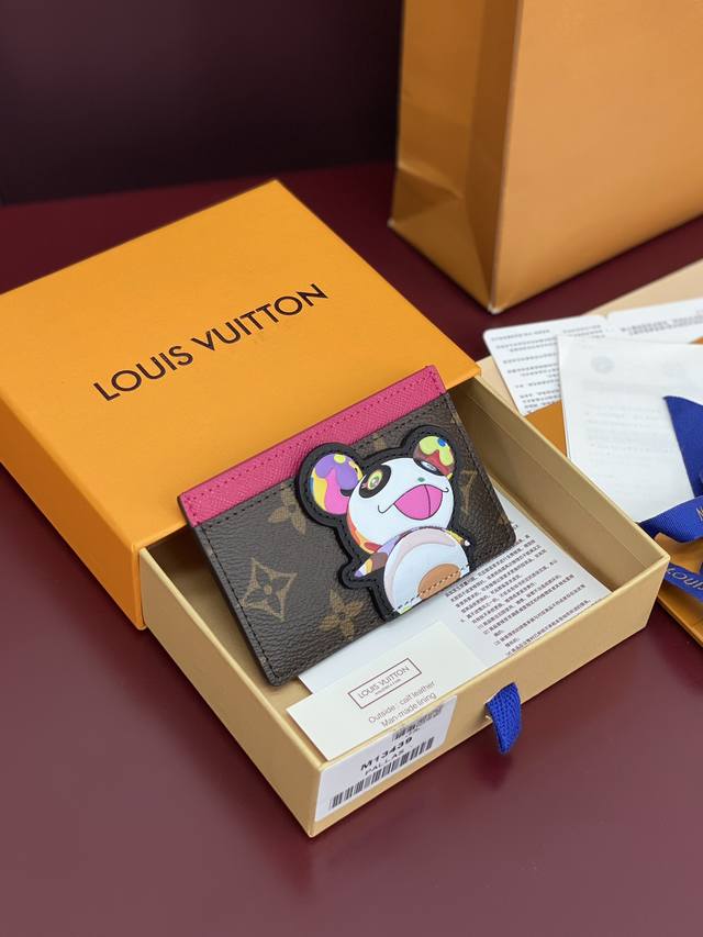 出厂价P M13439 小熊！本款卡夹出自路易威登 X 村上隆再版系列，为 Monogram 图案叠加日本艺术家村上隆笔下的熊猫形象，与上缘的明丽亮彩交相辉映。