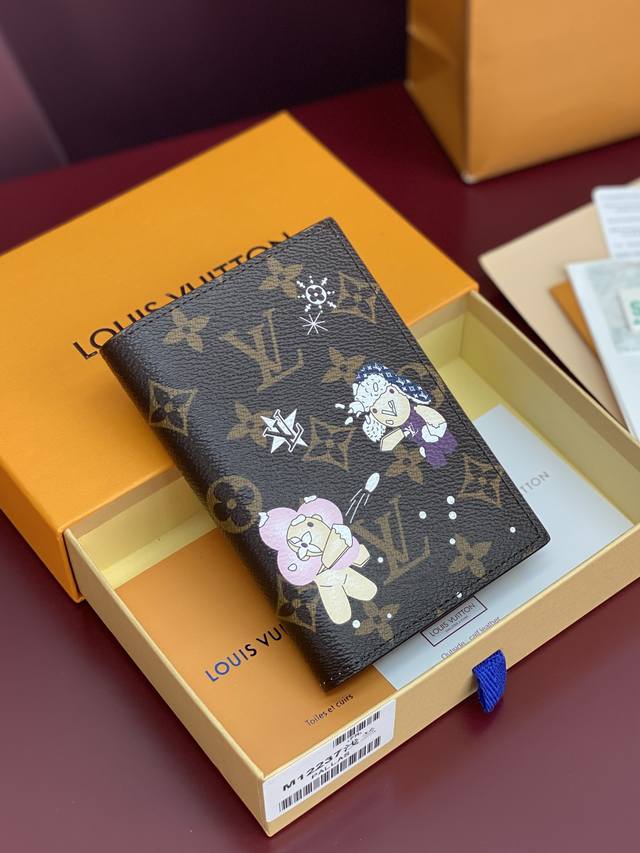 出厂价P M12237 浅蓝！护照！本款护照套以品牌吉祥物 Vivienne 展露Snow Show 系列的妙趣韵味，于Monogram 帆布描绘Lv 雪花和可