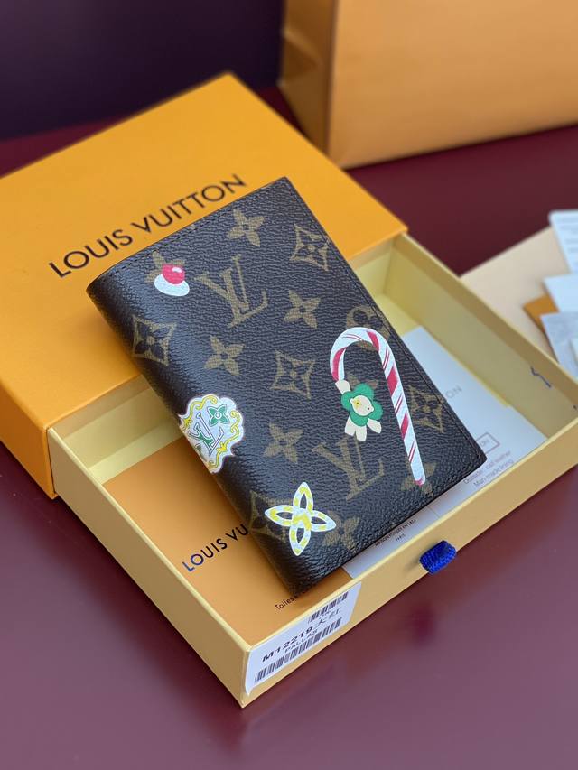 出厂价P M12219 红色！护照！本款护照套出自 Candy Factory 系列，于Monogram 帆布描摹拐杖糖和圣诞饼干，烘托品牌吉祥物 Vivien