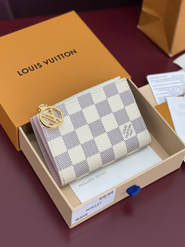 出厂价P N00133 白格！Portefeuille Lisa 采用 Monogram 帆布制成，内衬彩色皮革。这款紧凑型钱包配有 Circle 拉手和角撑零