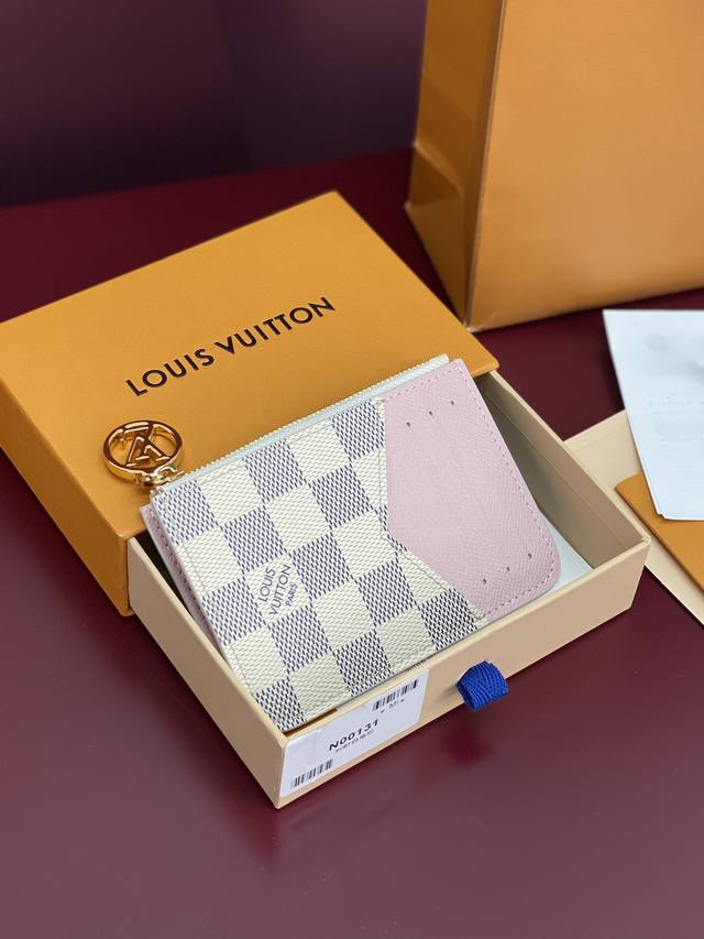 出厂价P N00131 白格！现代和多功能，Romy邮筒将邮筒的简单性与拉链加固的钱包的实用性结合在一起，非常适合存钱，硬币和收据。这个新模型精心制作在单字画布