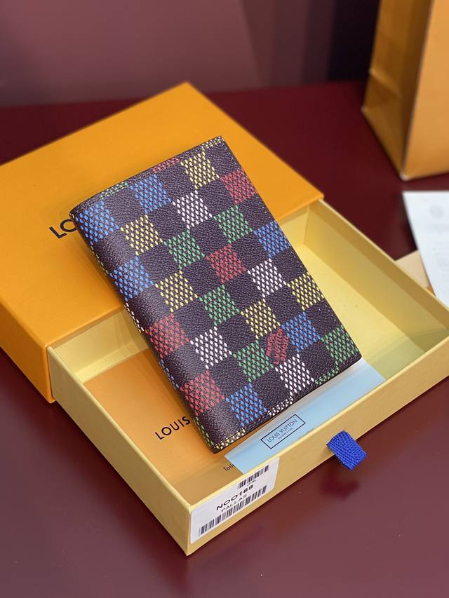 出厂价P N00168 护照夹！這款品牌經典護照封套以Damier Heritage塗層帆布製作，並配以標誌性Monogram帆布襯裡。復古的 Marque L