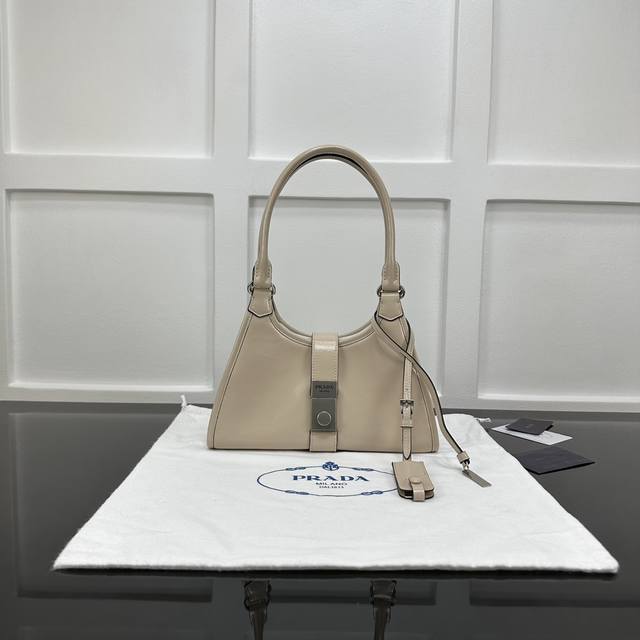 Prada 新款专柜品质,顶级原单货 原厂皮,原厂五金、实物实拍,款号:1Bg580迷你米杏色、进口油腊皮 尺寸:W26Xh18Xd12Cm, Prada 新款专柜品质,顶级原单货 原厂皮,原厂五金、实物实拍,款号:1Bg580迷你米杏色、进口油腊皮 尺寸:W26Xh18Xd12Cm,