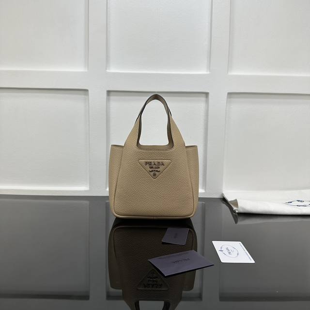 Prada 新款专柜品质，顶级原单货 原厂皮，原厂五金、实物实拍，款号：1Ba349茶裸色 白钢五金 尺寸：W18Xh15.5Xd10Cm，