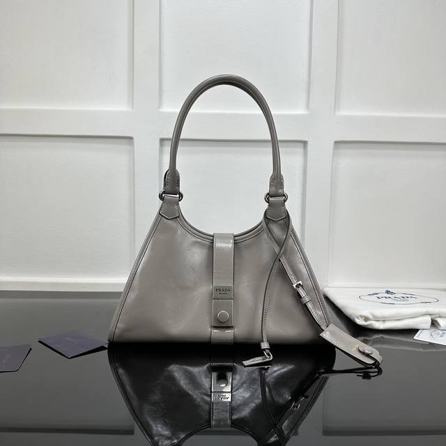 Prada 新款专柜品质,顶级原单货 原厂皮,原厂五金、实物实拍,款号:1Bg563紫灰进口油腊皮 尺寸:W32Xh21Xd15Cm, Prada 新款专柜品质,顶级原单货 原厂皮,原厂五金、实物实拍,款号:1Bg563紫灰进口油腊皮 尺寸:W32Xh21Xd15Cm,