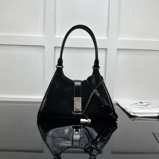 Prada 新款专柜品质，顶级原单货 原厂皮，原厂五金、实物实拍，款号：1Bg563克色进口油腊皮 尺寸：W32Xh21Xd15Cm，