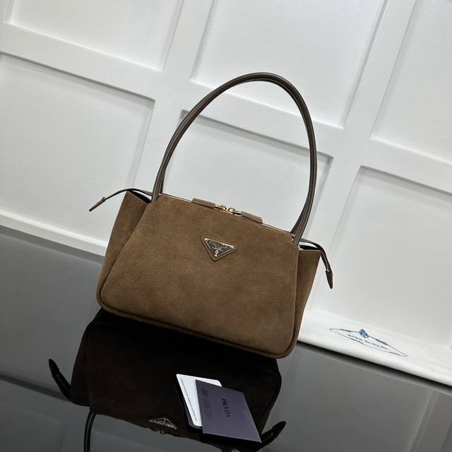 Prada 新款专柜品质，顶级原单货 原厂皮，原厂五金、实物实拍，款号：1Ba444棕磨沙 尺寸：W28Xh18Xd11Cm，