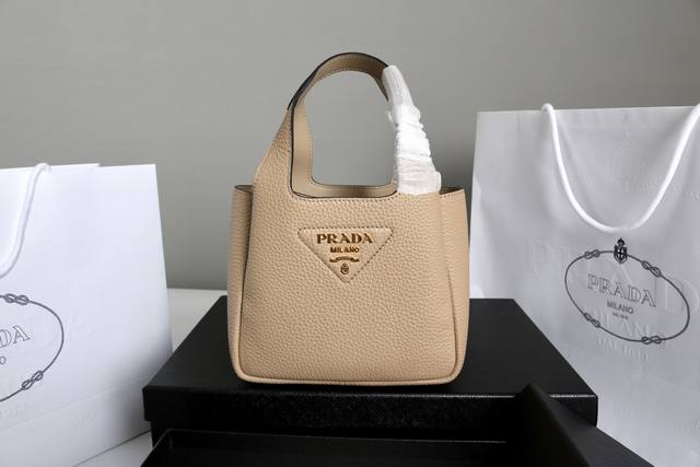 跑量价 简介：2025最新款菜篮子Mini，这款皮革手袋采用解构廓形，以反向缝线诠释精美设计，打造柔和圆润的时尚造型。正面的字母徽标配饰尽显简约、更添轻盈、现代