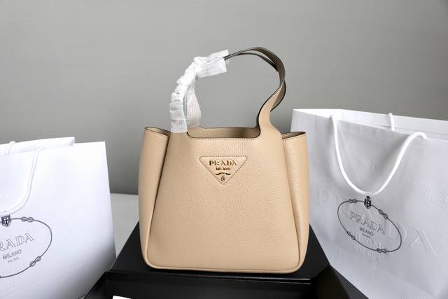 金色五金 简介：2025最新款菜篮子托特包大号，这款皮革手袋采用解构廓形，以反向缝线诠释精美设计，打造柔和圆润的时尚造型。正面的字母徽标配饰尽显简约、更添轻盈、