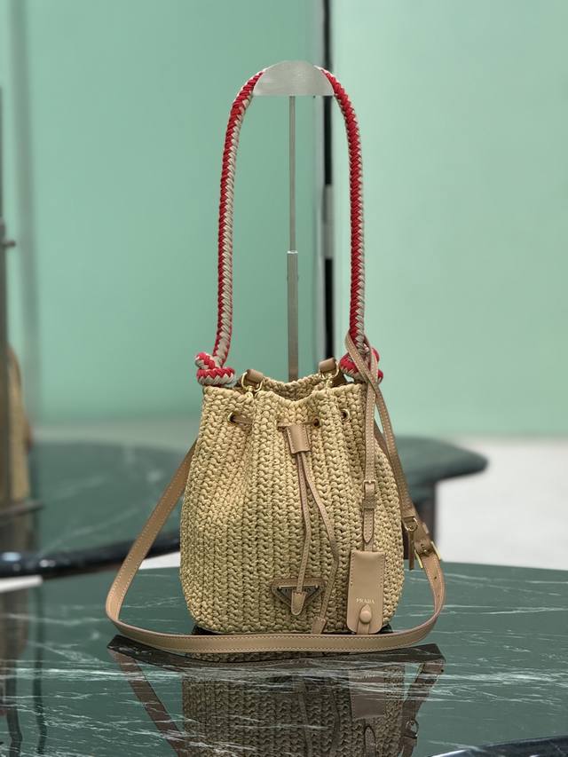 新款草编水桶包 红白相间棉质绳索手提柄,唤醒浓浓夏日风情这款纯手工编织水桶包设计太棒了,配有长 短2条肩带,可交替使用,抽绳开合,复杂手工显得格外大气 时尚,容 新款草编水桶包 红白相间棉质绳索手提柄,唤醒浓浓夏日风情这款纯手工编织水桶包设计太棒了,配有长 短2条肩带,可交替使用,抽绳开合,复杂手工显得格外大气 时尚,容