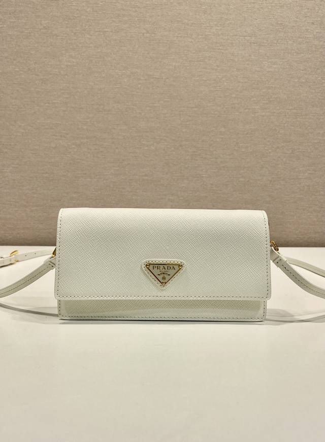 特级版本新款迷你手袋1Nf059手机包 这款迷你手袋采用Saffiano皮革材质,简洁优雅的几何造型和魅力,翻盖磁扣设计。可拆卸可调式皮革肩带,内有卡糟设计。又 特级版本新款迷你手袋1Nf059手机包 这款迷你手袋采用Saffiano皮革材质,简洁优雅的几何造型和魅力,翻盖磁扣设计。可拆卸可调式皮革肩带,内有卡糟设计。又