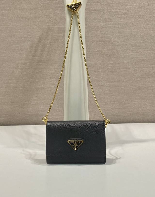 特级版本链条卡包1Mr034迷你 这款精致百搭的翻盖式卡夹配有可拆卸的链条肩带,增添华美格调之余,便于多种方式背携。又可当腰包金属刻字徽标装点Saffiano皮 特级版本链条卡包1Mr034迷你 这款精致百搭的翻盖式卡夹配有可拆卸的链条肩带,增添华美格调之余,便于多种方式背携。又可当腰包金属刻字徽标装点Saffiano皮