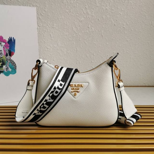 顶级原单 新款小号斜挎包1Bh193到货啦包身采用进口鹿皮纹牛皮，Logo织带可调节长肩带设计。织物织带和牛皮搭配，太完美，不同场合不同衣着的全能混合搭配，容量