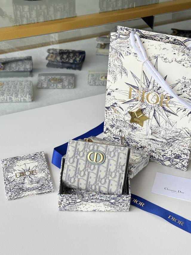 Dior Caro Dahlia 钱包 编号:S2197Ubhz_M928 这款Dior Caro Dahlia钱包饰以老花料 彰显现代风范。Dior 专用面料