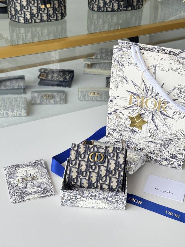 Dior Caro Dahlia 钱包 编号:S2197Ubhz_M928 这款Dior Caro Dahlia钱包饰以老花料 彰显现代风范。Dior 专用面料 Dior Caro Dahlia 钱包 编号:S2197Ubhz_M928 这款Dior Caro Dahlia钱包饰以老花料 彰显现代风范。Dior 专用面料