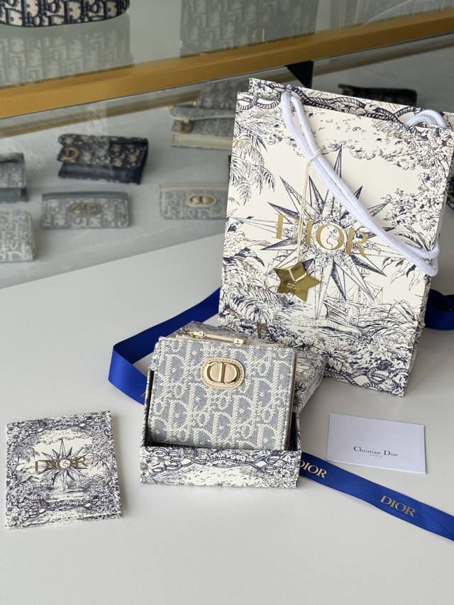 Dior Caro Dahlia 钱包 编号:S2197Ubhz_M928 这款Dior Caro Dahlia钱包饰以老花料 彰显现代风范。Dior 专用面料