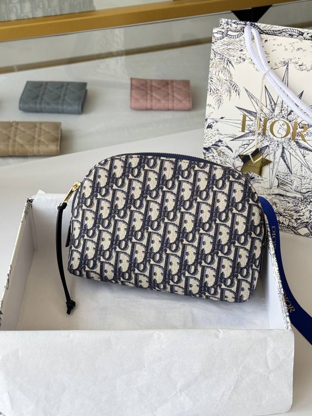 这款包饰有Dior 标志性的蓝色Oblique 印花。带有两个别致的拉链开合隔层和一个贴袋,可收纳各式用品。大号款式,可与其他 Oblique 印花单品搭配使用 这款包饰有Dior 标志性的蓝色Oblique 印花。带有两个别致的拉链开合隔层和一个贴袋,可收纳各式用品。大号款式,可与其他 Oblique 印花单品搭配使用