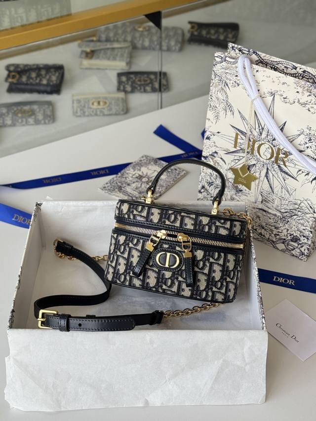 Dior-30 Montaigne 迷你 Vanity系列，化妆盒的包形太可爱拉，既小巧又精致，采用蓝色Obliaue 老花面料，标志性的字母提升格调，包的容量