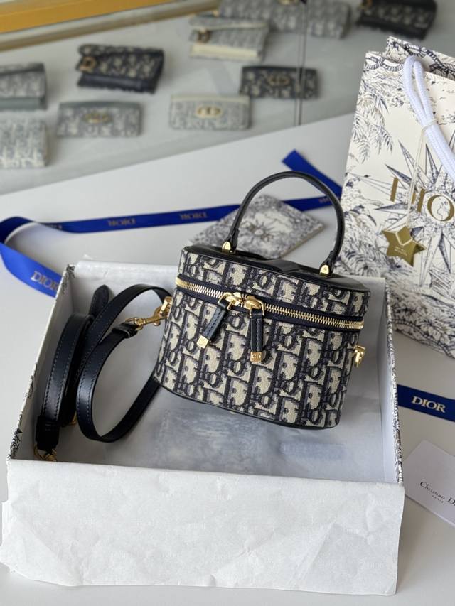 化妆盒子 超大 压花 高级内涵 椭圆包型 多了复古调调 独家定制高品质的对版老花料 时髦有调性 兼具正式场合和日常生活 尺寸 16*11*9.5Cm 编号：92