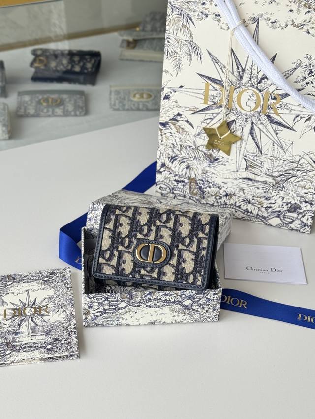 女包卡包 尺寸:11X7.5X2.5Cm 型号:S 0Uwhc_M30G 这款 Dior Caro 卡夹优雅实用。采用Cd专用面料+柔软牛皮革精心制作,饰以藤格 女包卡包 尺寸:11X7.5X2.5Cm 型号:S 0Uwhc_M30G 这款 Dior Caro 卡夹优雅实用。采用Cd专用面料+柔软牛皮革精心制作,饰以藤格