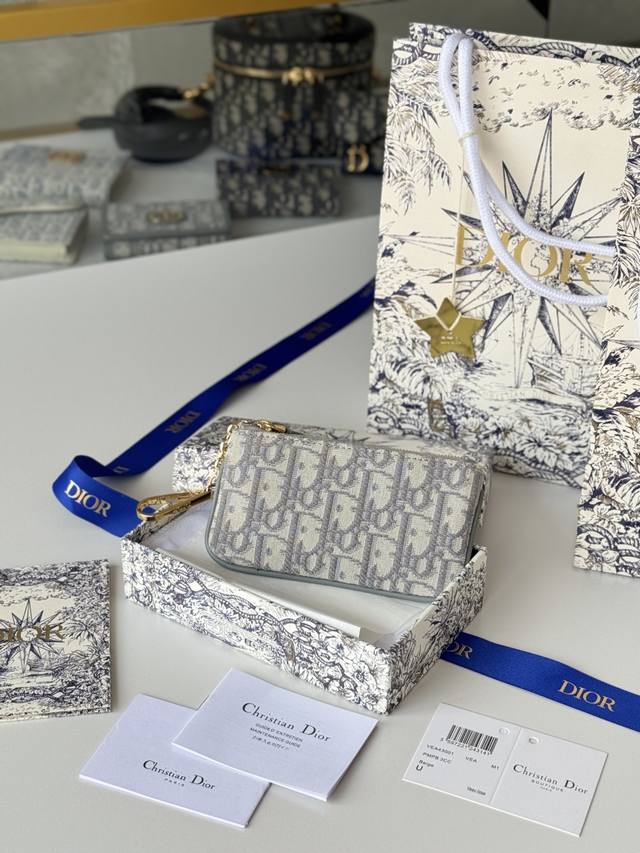 2630春夏零钱包钥匙包 春夏品牌:Dior迪奥 尺寸:14.5*7.6Cm 型号:S2177Uwhc_M30G 这款 Dior Caro 卡夹优雅实用。采用柔 2630春夏零钱包钥匙包 春夏品牌:Dior迪奥 尺寸:14.5*7.6Cm 型号:S2177Uwhc_M30G 这款 Dior Caro 卡夹优雅实用。采用柔