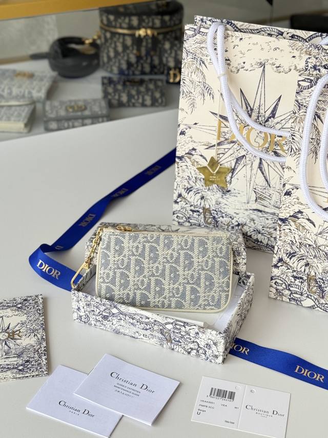 2630春夏零钱包钥匙包 春夏品牌:Dior迪奥 尺寸:14.5*7.6Cm 型号:S2177Uwhc_M30G 这款 Dior Caro 卡夹优雅实用。采用柔 2630春夏零钱包钥匙包 春夏品牌:Dior迪奥 尺寸:14.5*7.6Cm 型号:S2177Uwhc_M30G 这款 Dior Caro 卡夹优雅实用。采用柔