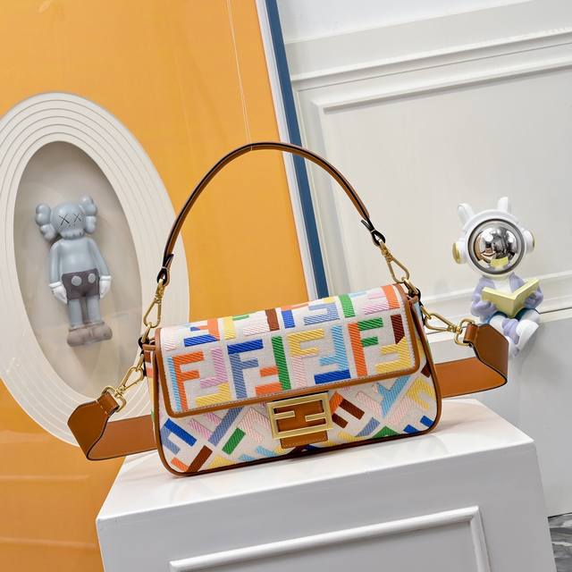 型号0053Fendi 火爆经典Baguette ，原材料采用帆布高级工艺打造，整只包双Ff立体刺绣质感无敌，配有可拆卸和Baguette字样肩带，宽肩带设计和