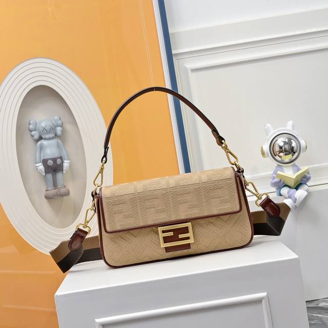 型号0053Fendi 火爆经典Baguette ,原材料采用帆布高级工艺打造,整只包双Ff立体刺绣质感无敌,配有可拆卸和Baguette字样肩带,宽肩带设计和 型号0053Fendi 火爆经典Baguette ,原材料采用帆布高级工艺打造,整只包双Ff立体刺绣质感无敌,配有可拆卸和Baguette字样肩带,宽肩带设计和
