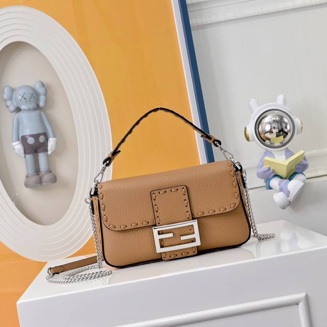 型号0054手缝法棍家族新成员 手工缝制进口牛皮，顶级全钢复古五金搭配独家工艺媲美原版有过之无不及手感超好 内里也是非常够装！~ 尺寸: 19.5X4.5X13