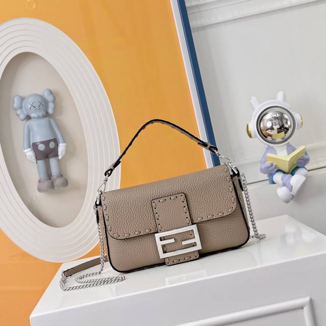 型号0054手缝法棍家族新成员 手工缝制进口牛皮，顶级全钢复古五金搭配独家工艺媲美原版有过之无不及手感超好 内里也是非常够装！~ 尺寸: 19.5X4.5X13