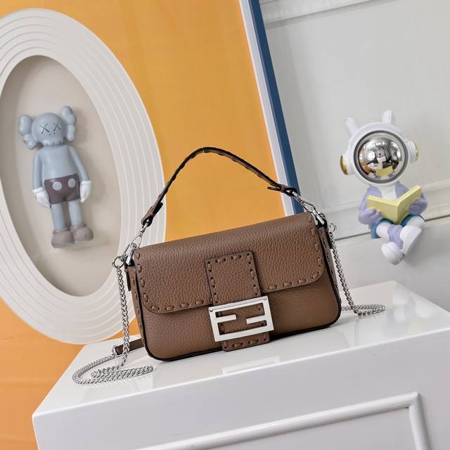 型号0054手缝法棍家族新成员 手工缝制进口牛皮，顶级全钢复古五金搭配独家工艺媲美原版有过之无不及手感超好 内里也是非常够装！~ 尺寸: 19.5X4.5X13