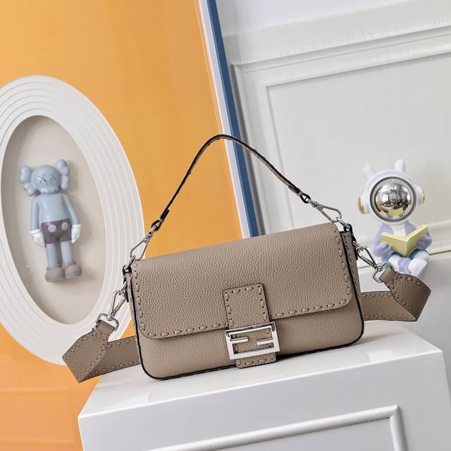 型号0055 手缝法棍家族新成员 手工缝制进口牛皮,顶级全钢复古五金搭配独家工艺媲美原版有过之无不及手感超好 内里也是非常够装!~尺寸27.6.15 款号: 0 型号0055 手缝法棍家族新成员 手工缝制进口牛皮,顶级全钢复古五金搭配独家工艺媲美原版有过之无不及手感超好 内里也是非常够装!~尺寸27.6.15 款号: 0