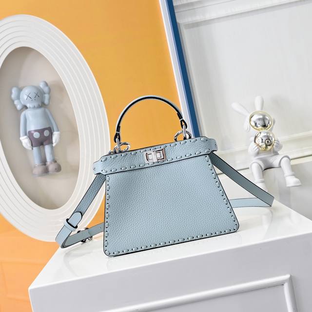 型号0056 细节：黑色手缝，Peekabooiseeu中号手袋，荔枝纹小牛皮材质，两侧缀以经典的扭锁，软纳帕皮革衬里，两个隔层由硬质隔板隔开，配有系扣内部口袋