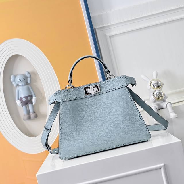 型号0057 细节：黑色手缝，Peekabooiseeu中号手袋，荔枝纹小牛皮材质，两侧缀以经典的扭锁，软纳帕皮革衬里，两个隔层由硬质隔板隔开，配有系扣内部口袋