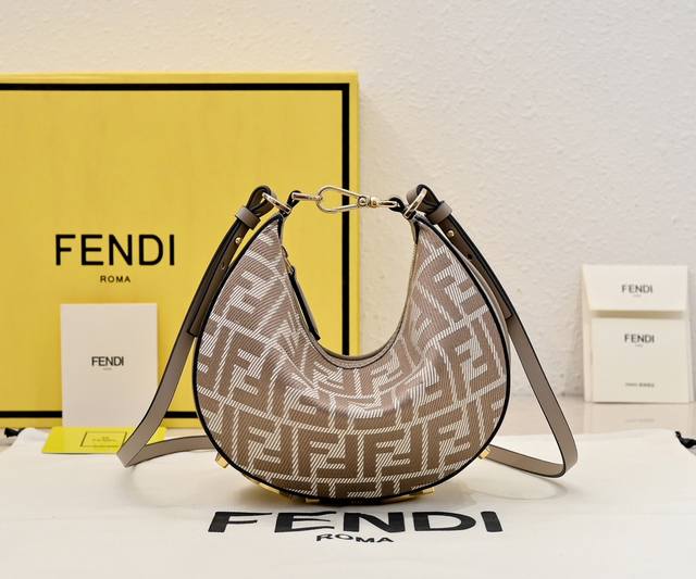 小号蓝色牛仔老花Praphy腋下包，以月牙造型为特色，把经典金属大Logo[Fend1]装饰在包包底部，包包的轮廓很贴切身体的线条，背在腋下的时候时尚感满满，简