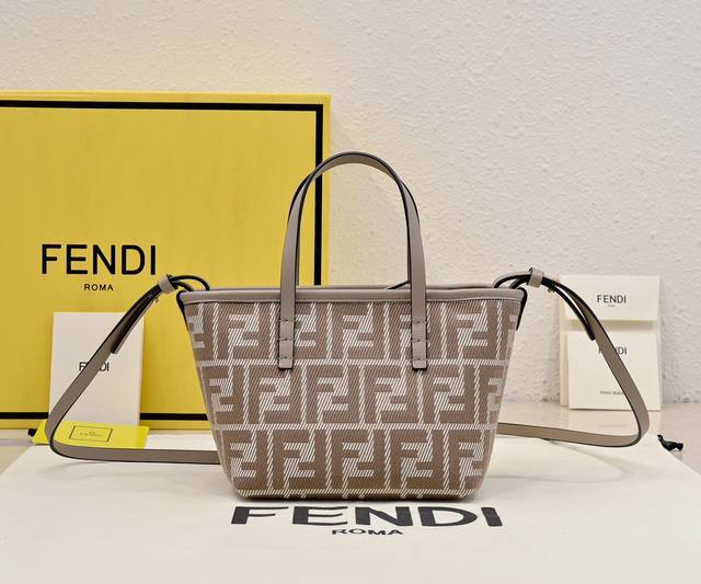 原单 天最新的老花Roll迷你菜篮子，深咖色小牛皮配老花字母带点复古感的时尚，自带的小牛皮长肩带可以自由拆卸，能斜挎也能手拎，容量也是杠杠的，可爱俏皮又实用！