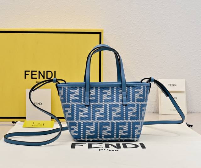 最新的牛仔提花Roll迷你菜篮子，进口小牛皮配蓝色老花字母带点复古感的时尚，自带的小牛皮长肩带可以自由拆卸，能斜挎也能手拎，容量也是杠杠的，可爱俏皮又实用！ 尺