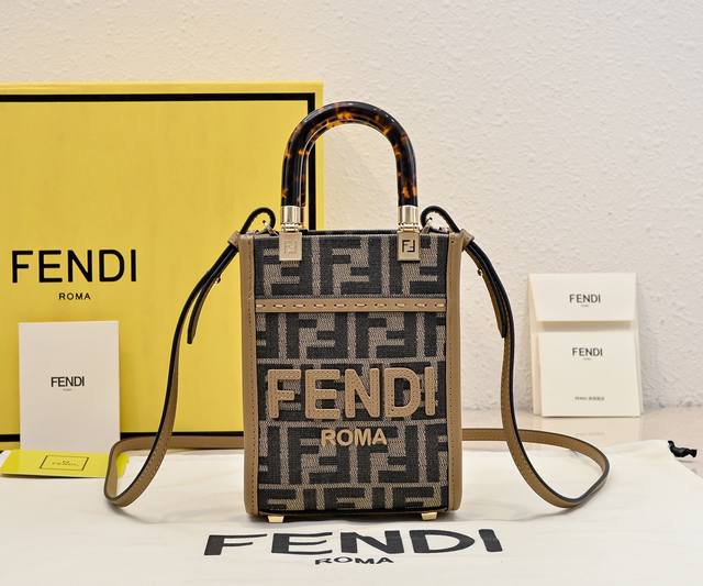 迷你号 小通勤之王~Tote老花高级感十足使用率超高的款式 包身为半定型自重很轻还搭配长肩带方便使用 而且百搭很好凹造型!!托特在容量界就一直都是佼佼者~ 款号 迷你号 小通勤之王~Tote老花高级感十足使用率超高的款式 包身为半定型自重很轻还搭配长肩带方便使用 而且百搭很好凹造型!!托特在容量界就一直都是佼佼者~ 款号