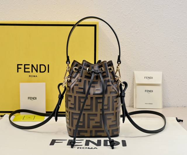 原单 Fendi Mini Bucket 小巧玲珑的,却又如此大容量 双F经典又再度回归 独特的F双圈,在这玲珑体系上又添一笔别致的点缀 可手提,亦可斜挎,满足 原单 Fendi Mini Bucket 小巧玲珑的,却又如此大容量 双F经典又再度回归 独特的F双圈,在这玲珑体系上又添一笔别致的点缀 可手提,亦可斜挎,满足