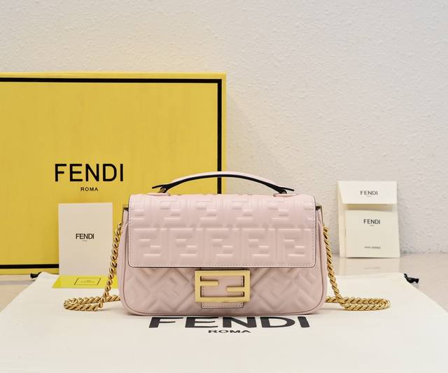 原单 经典的浮雕 ，软软的羊皮手感包括包型质感都超Ok，搭配不可拆卸滑动式链条肩带做到一体化~~ Size:24×7×13Cm