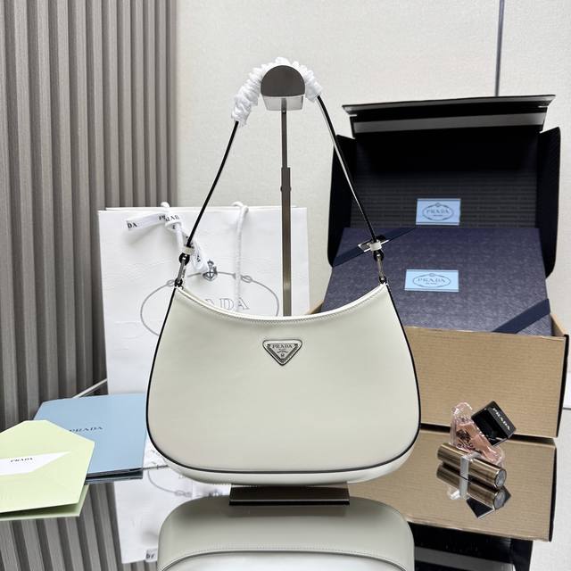 顶级原单 P家专柜最新款女士腋下包1Bc499到货啦采用进口皮革开边珠小牛皮材质，私定白呖五金，不一样的女神腋下包，又是一款永不过时的爆款，女士们，赶紧啦代工码