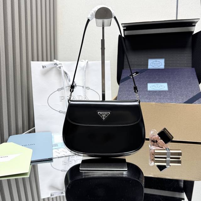 顶级原单 P家专柜最新款女士腋下包1Bd311到货啦采用进口皮革开边珠小牛皮材质，私定白呖五金，不一样的女神腋下包，又是一款永不过时的爆款，女士们，赶紧啦代工码