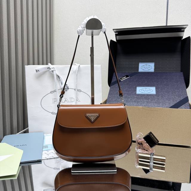 顶级原单 P家专柜最新款女士腋下包1Bd311到货啦采用进口皮革开边珠小牛皮材质，私定白呖五金，不一样的女神腋下包，又是一款永不过时的爆款，女士们，赶紧啦代工码