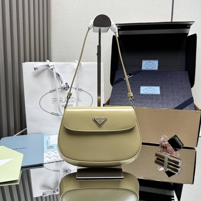 顶级原单 P家专柜最新款女士腋下包1Bd311到货啦采用进口皮革开边珠小牛皮材质，私定白呖五金，不一样的女神腋下包，又是一款永不过时的爆款，女士们，赶紧啦代工码