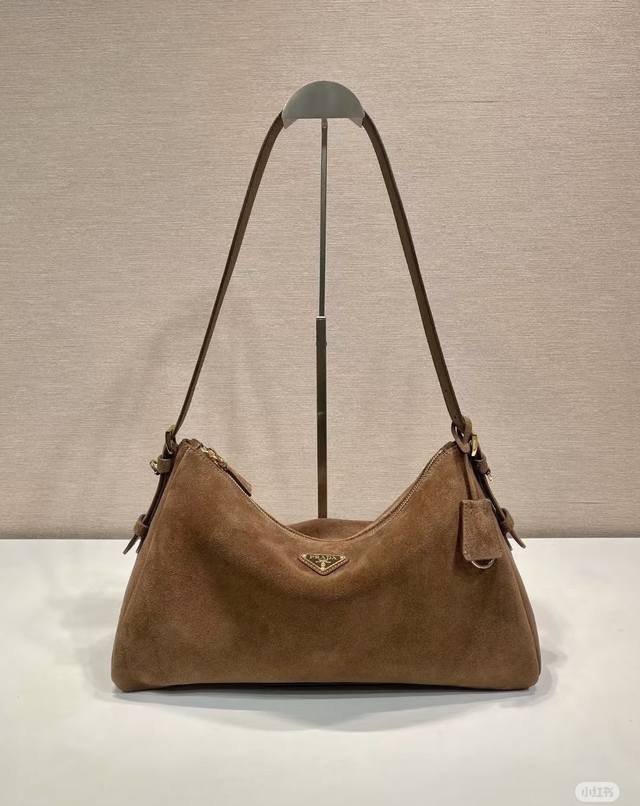 跑量价 简介：绒面皮手袋新款单肩包的设计灵感源自对Hobo廓形的探索，线条柔美，颇具现代感，绒面小牛皮。皮质柔软，超级百搭，背法很多，婉转的皮革轮廓结合容量大空