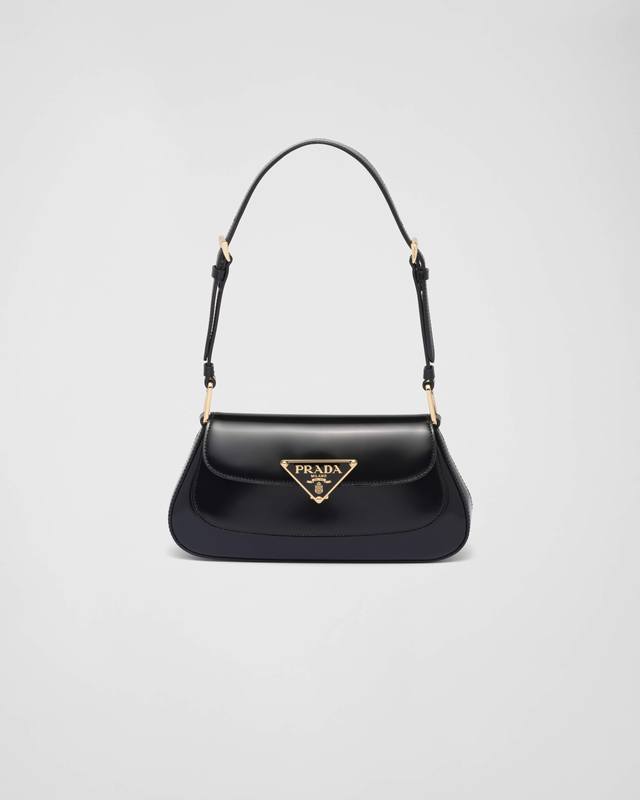 跑量价 简介：新款双肩带 这款双肩带采用进口鹿皮纹牛皮，配有两条可交换可调节长肩带设计。织物织带和牛皮搭配，以反向缝线诠释精美设计，打造柔和圆润的时尚造型。正面