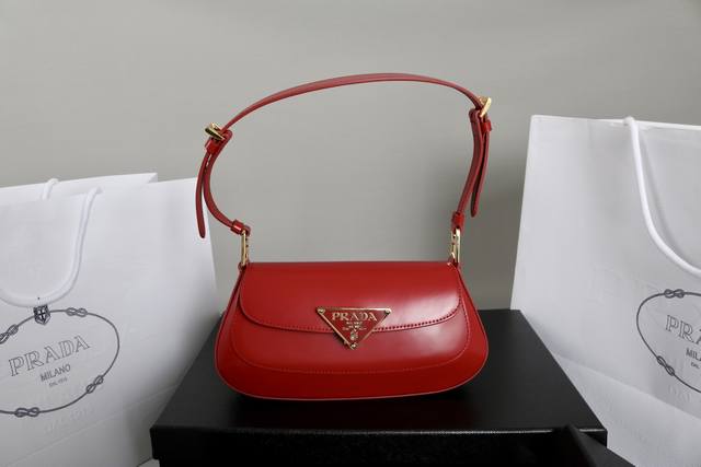 跑量价 简介：新款双肩带 这款双肩带采用进口鹿皮纹牛皮，配有两条可交换可调节长肩带设计。织物织带和牛皮搭配，以反向缝线诠释精美设计，打造柔和圆润的时尚造型。正面